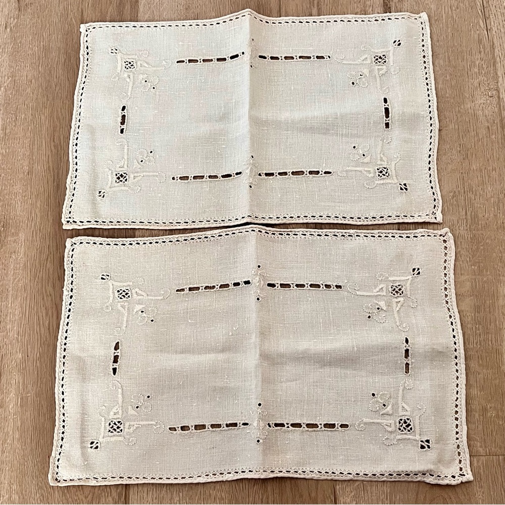 Crochet Embroidered Ivory Linen Placemats Table Cloth Set Of 2 - 10” X 16” Vtg - Picture 1 of 6